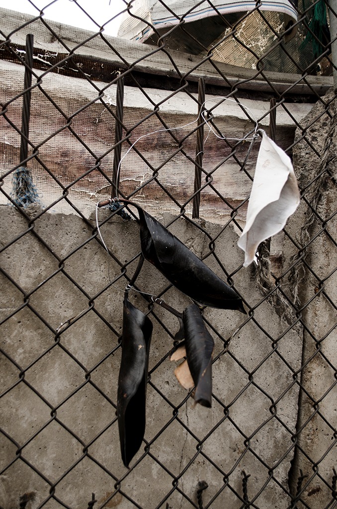 Deriva Portales - Tepito, 2018, caminata con desplazamientos e instalaciones in-situ realizados con objetos encontrados al azar en el camino, impresión digital, por Daniel Perez Coronel
