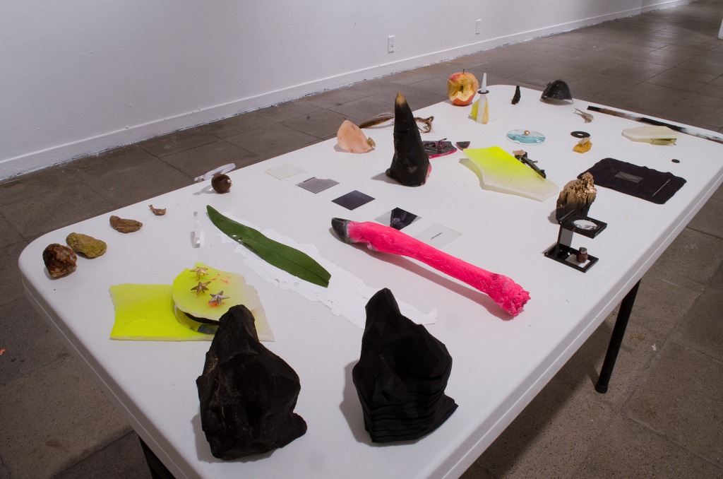 Mobil Ave 4, 2016, ephemeral installation, objects in decomposition on a table, by Daniel Perez Coronel