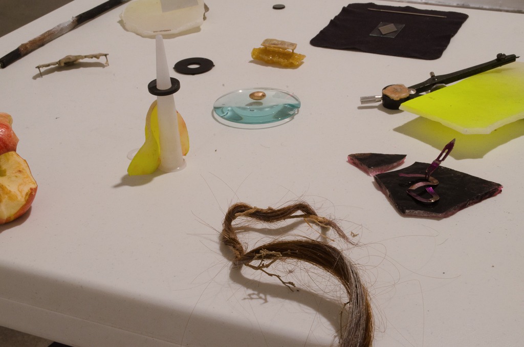 Mobil Ave 4, 2016, ephemeral installation, objects in decomposition on a table, by Daniel Perez Coronel