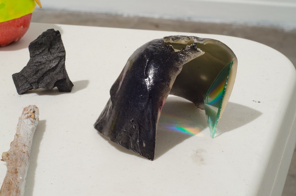 Mobil Ave 4, 2016, ephemeral installation, objects in decomposition on a table, by Daniel Perez Coronel