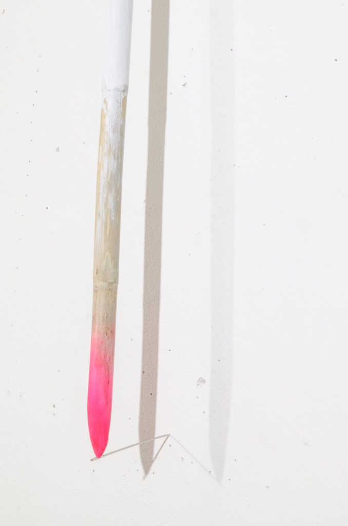 Mobil Ave 7, 2016, instalación, tela holográfica, pintura acrílica seca, hojas de árbol, madera reciclada, unicel, silicón blanco, pintura rosa y dorada en aerosol, por Daniel Perez Coronel