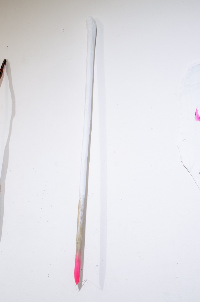 Mobil Ave 7, 2016, instalación, tela holográfica, pintura acrílica seca, hojas de árbol, madera reciclada, unicel, silicón blanco, pintura rosa y dorada en aerosol, por Daniel Perez Coronel