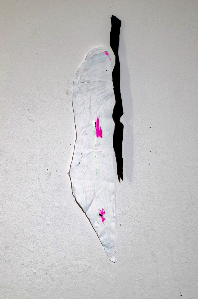 Mobil Ave 7, 2016, instalación, tela holográfica, pintura acrílica seca, hojas de árbol, madera reciclada, unicel, silicón blanco, pintura rosa y dorada en aerosol, por Daniel Perez Coronel