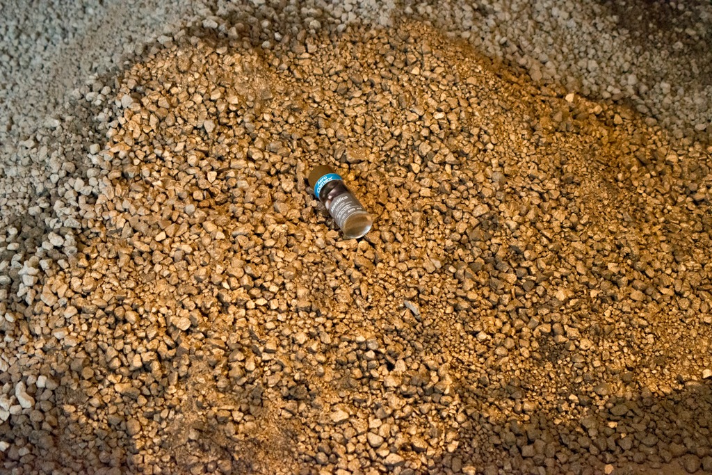 Oro Falso, 2014, instalación, piedras y pintura dorada en aerosol, por Daniel Perez Coronel